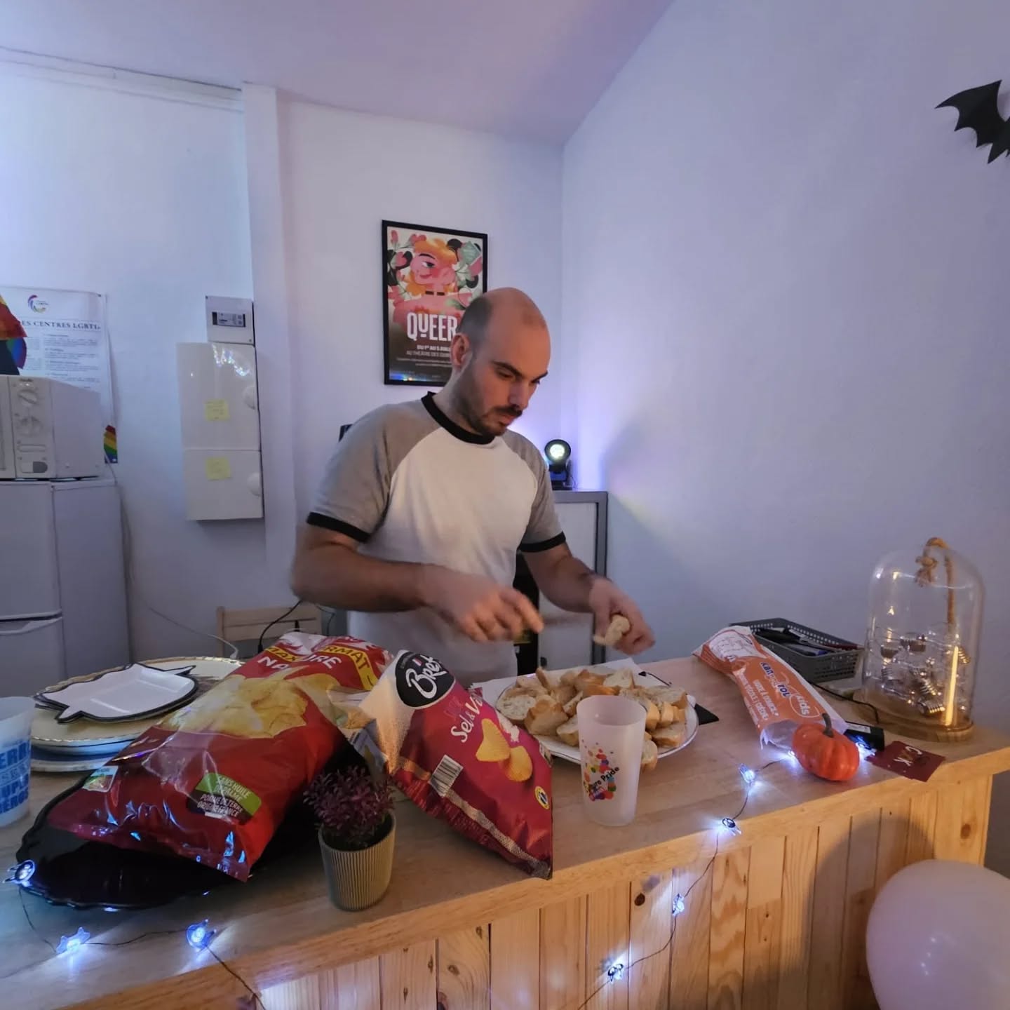 Notre local s’est transformé en lieu de rencontre des monstres, fantà´mes, sorcières et compagnie!